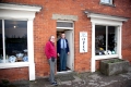 Ladeninhaber Brian Sumbler (blaue Jacke) vor seinem Avebury Antiques Laden