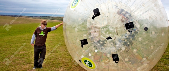 Funsport Orbing: Die Sportler werden in einer luftgepolsterten Plastikkugel angeschnallt, in der sie dann einen Berg hinunterrollen