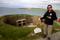 Archäologe zeigt Touristen die Ausgrabung des steinzeitlichen Dorfes Scara Brae (ca. 3100 v. Chr.), Teil des Weltkulturerbes 