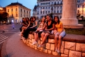 junge Frauen genießen den Sommerabend auf dem Hauptplatz | young women enjoying the summer evening on main square|