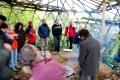 Besuchergruppe in der Weidenhuette des Permakulturgarten in Bielefeld
