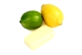 Gelbe Seife mit Zitrone und Limette auf weißem HintergrundYellow soap with lemon and lime on white background