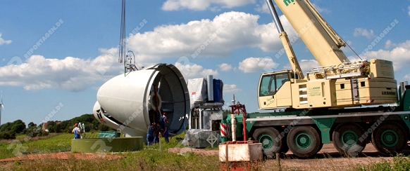 Aufstellen einer Windkraftanlage in Nordfriesland, Monteure arbeiten am Antrieb, der Schwerkran leister Schwerstarbeit (MRs vorhanden)