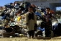 Kinder in einer Platik Abfallgrube in der Innenstadt von Kairo in der Hauptstadt von Aegypten in Nordafrika.  