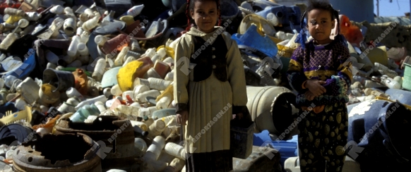 Kinder in einer Platik Abfallgrube in der Innenstadt von Kairo in der Hauptstadt von Aegypten in Nordafrika.  