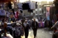 Menschen auf dem Souq oder Markt in der Altstadtvon Kairo in der Hauptstadt von Aegypten in Nordafrika.  
