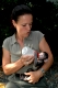 Heike Nold aus dem Tierpark in Da-Pfungstadt mit ihrem  Pflegekind einem Berberäffchen.
